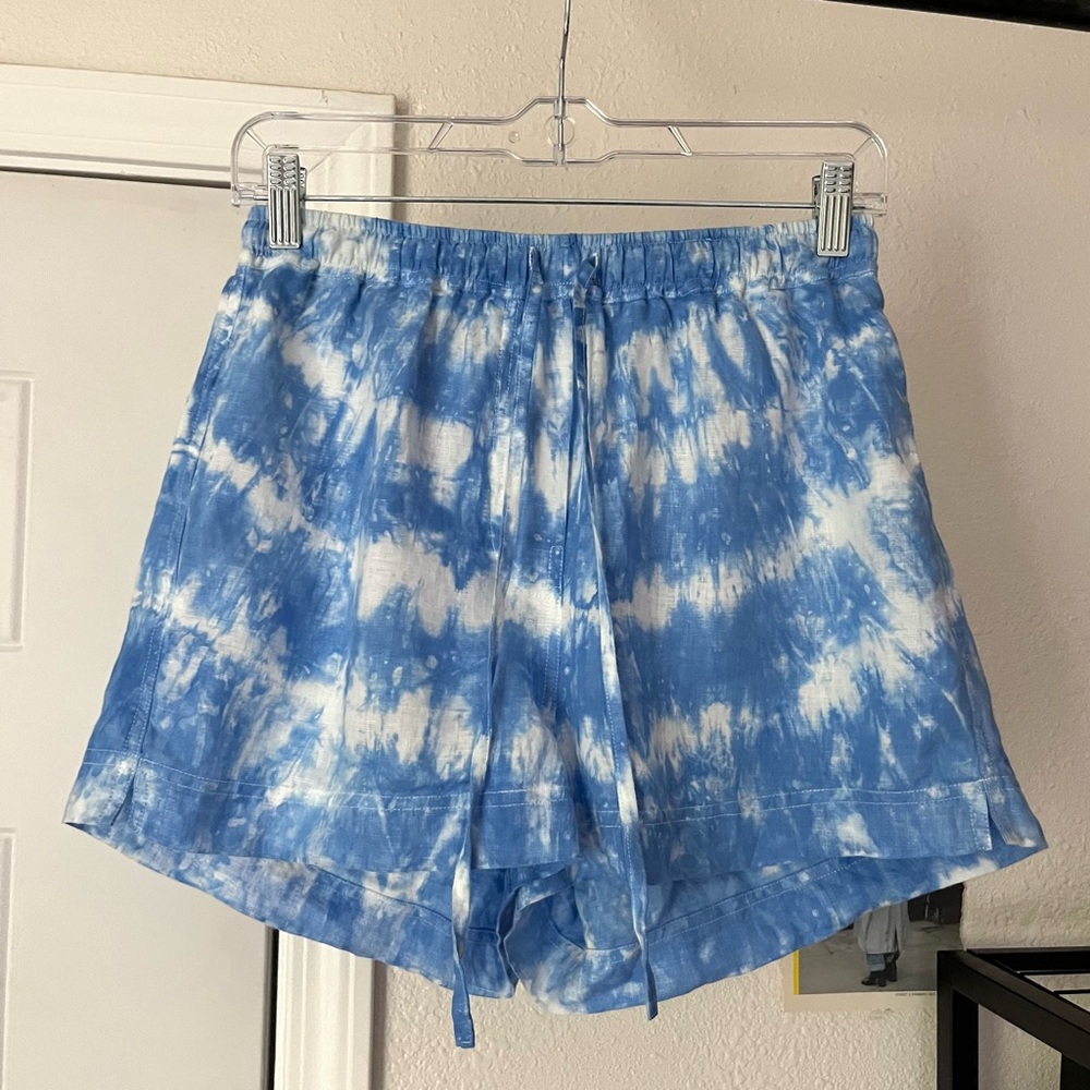 HOLIDAY BY EMMA MUHOLLAND blue white tie dye linen high rise shorts